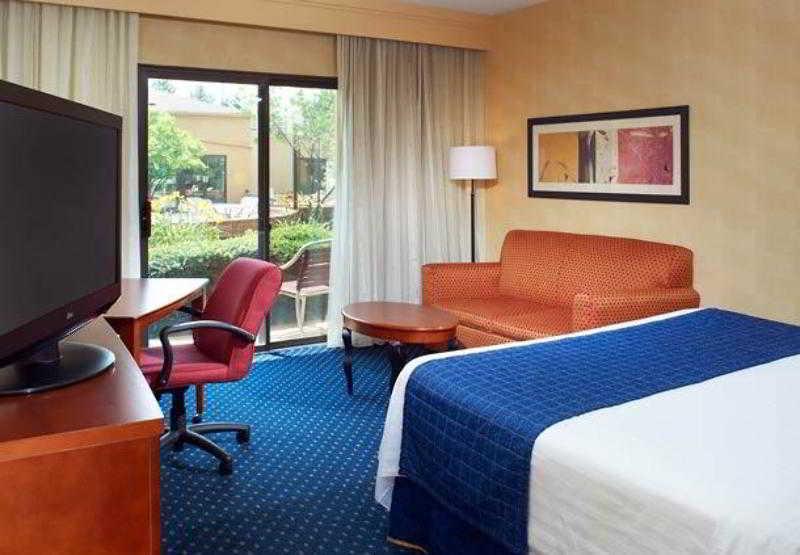 Courtyard Columbus Worthington Hotel Стая снимка